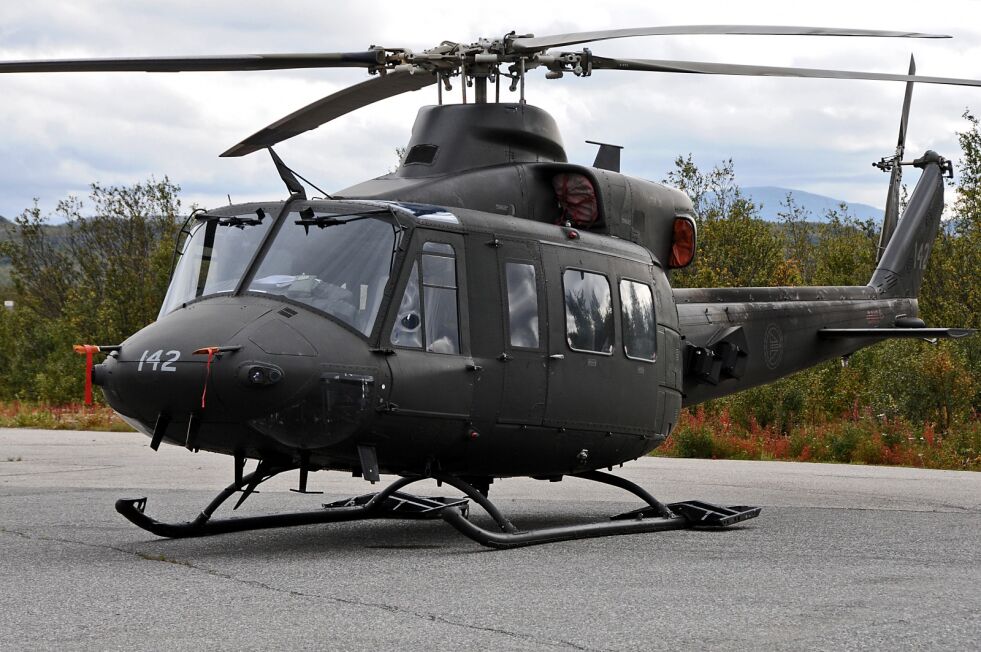 Et av Forsvarets Bell-helikopter vil være i ambulanseberedskap i Kirkenes til 2. august, etter at avtalen mellom Helse Nord HRF og Forsvaret ble forlenget.
 Foto: Kristin Marie Ericsson (Arkiv)