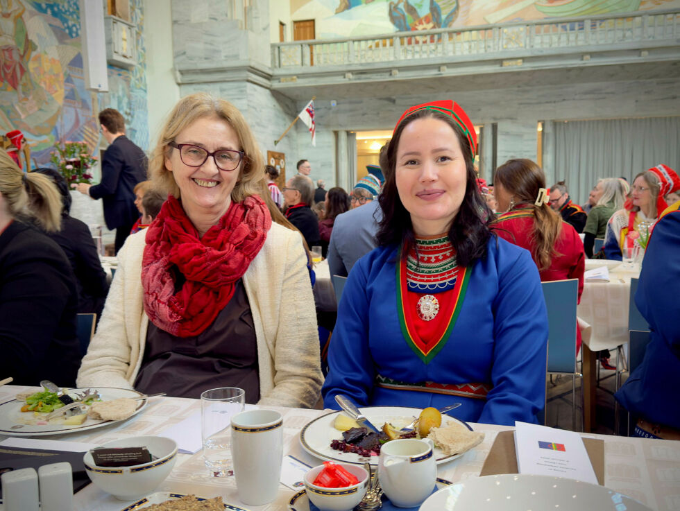 Maja Kristine Jåma (NSR) er Sametingets «kulturminister». Hun feiret dagen i Oslo, her på rådhuset sammen med Kari Henriksen (til venstre).
 Foto: Ingebjørg Aadland/Stortinget