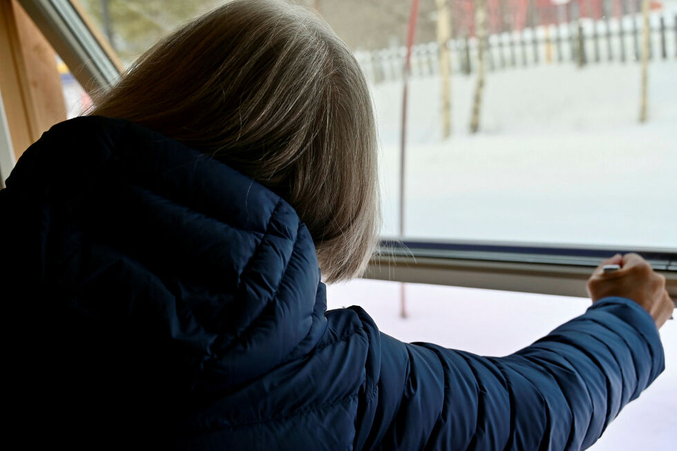 Solfrid viser hvor lett det er åpne vinduet på det rommet som var moren sitt, og hvor kort det er ned til bakken.
 Foto: Yvette M Stornes
