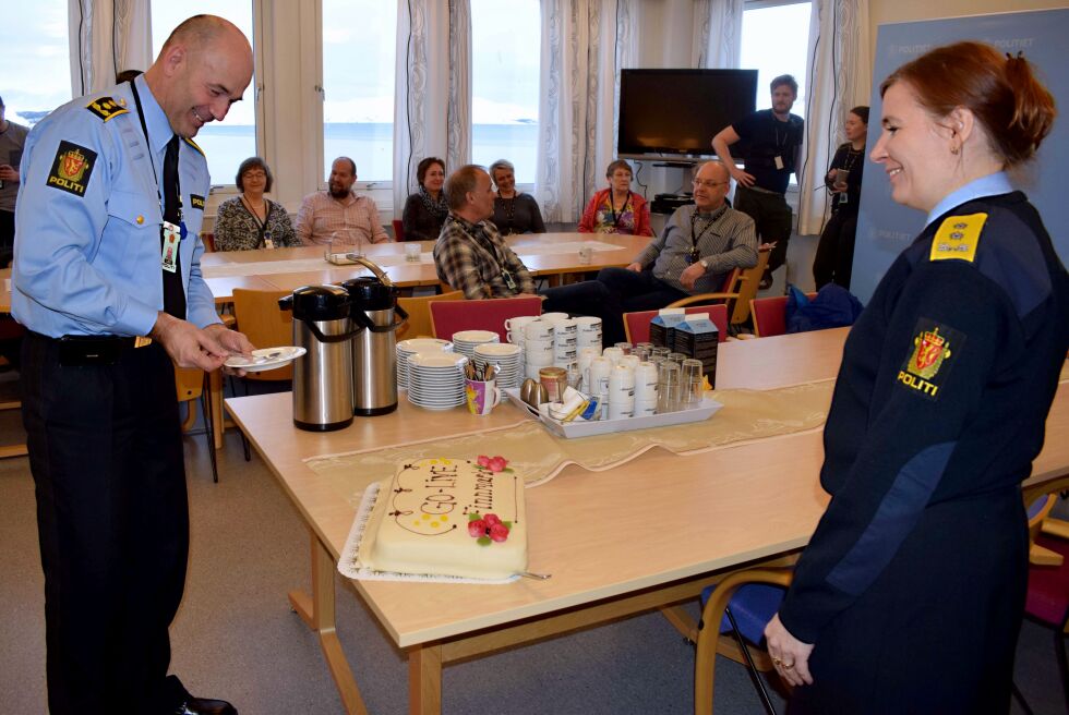 Politimester Ellen Katrine Hætta lar leder for fellesoperative tjenester, Lars Blix Olsen kom først til kakefatet og feiringen av sammenslåingen.
 Foto: Birgitte Wisur Olsen