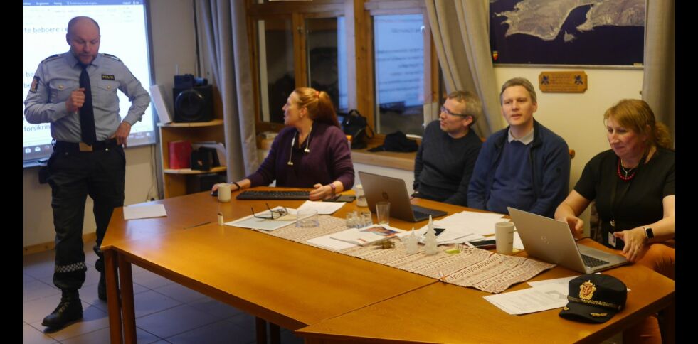 De informerte  de ras-evakuerte om situasjonen mandag ettermiddag. Fra venstre politiførstebetjent Runar Elde, virksomhetsleder for teknisk sektor i Nordkapp kommune, Kari Lene Olsen, virksomhetsleder for byggdrift i Nordkapp kommune, Tom Paulsen, konsulent Simon Pind Jessen og teknisk sjef i Nordkapp kommune, Vera Iversen. (Foto: Geir Johansen).