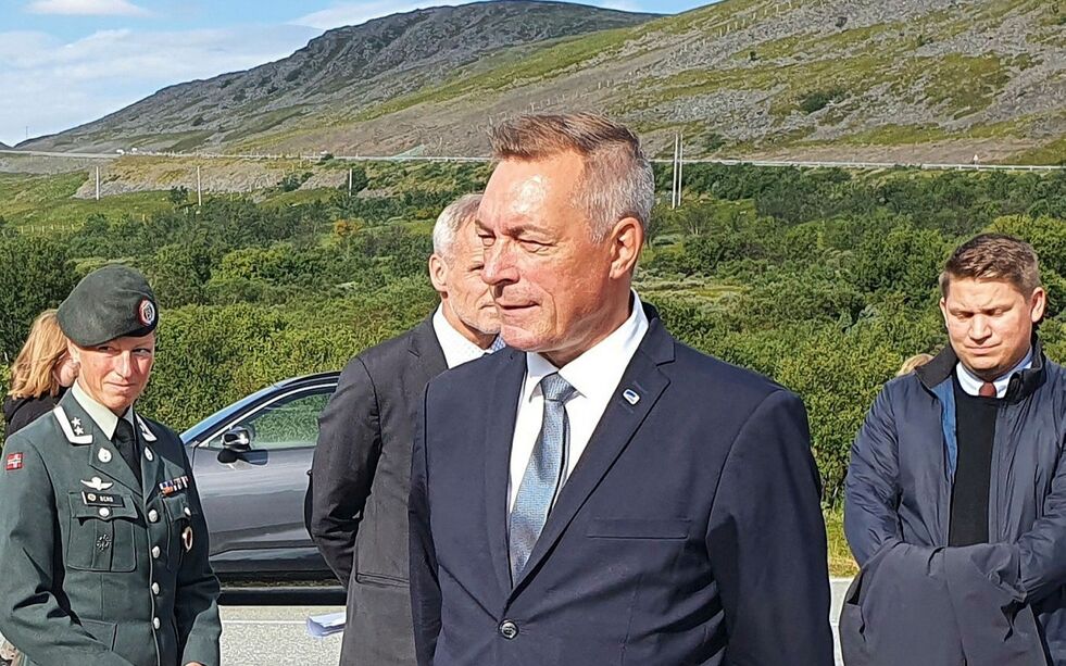 Forsvarsminister Frank Bakke-Jensen og hans departement har foreløpig ikke kunne gi en akseptabel løsning på at sivile kan benytte Forsvarets fiberkabel mellom Rustefjelbma og Torhop i Tana. Foto: Tom Hardy