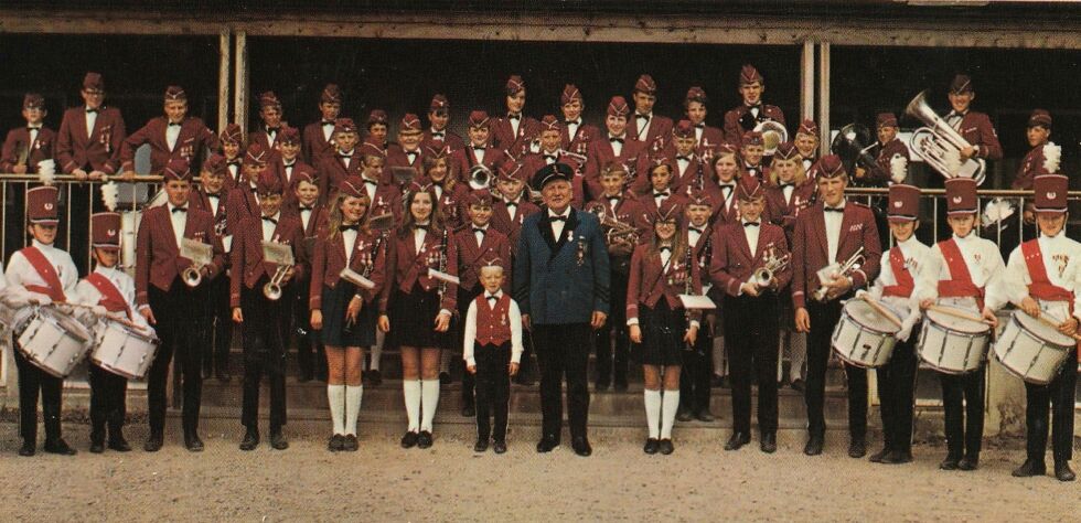 Foto fra Honn­ings­våg sko­le­korps sin stor­hets­tid, da man var 60–70 med­lem­mer av korp­set. Her fra et stev­ne i Vad­sø i 1969. Gjen­nom man­ge år var Ak­sel S. Mau­no Di­ri­gent. FOTO: HMF