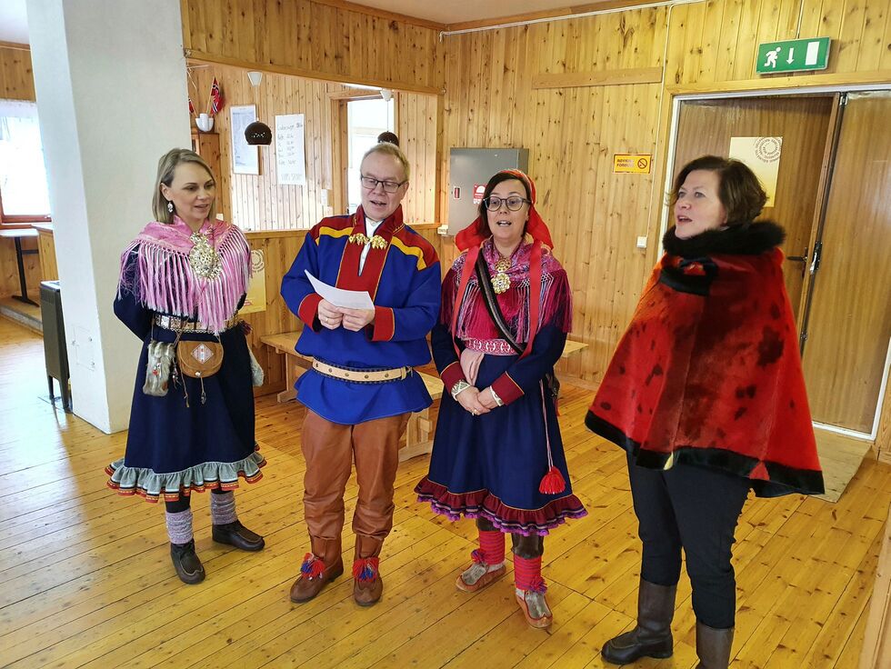 De har vært på joike-workshop, og samisk språkuke i Tana ble åpnet av de ansatte på Sámi Ealáhus- ja Guorahallanguovddáš/Samisk nærings- og utredningssenter (SEG) og Deanu giellagáddi/Tana samiske språksenter og ordføreren i Tana som  joiket Jordmor-Anna/Jorttamor Anna på bygdelagshuset i Polmak. Fra venstre Anette Smuk Buljo,  Håvald Hansen, Katrine Trane Nilsen og ordfører Helga Pedersen. FOTO: TOM HARDY