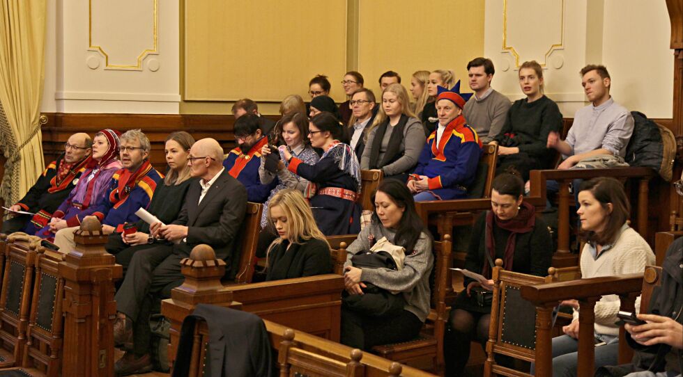 Tilhørerbenkene var fullsatt under første dag av rettsbehandlingen. Blant andre ser vi fra venstre Øystein Nilsen og Gunn-Britt Retter fra Nesseby bygdelag, jusprofessor Øyvind Ravna og advokat John Jonassen på første benk. Også mange jusstudenter fikk med seg åpningsdagen i retten.
 Foto: Torbjørn Ittelin