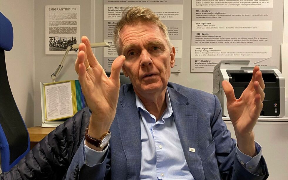 Daglig leder ved Nordisk bibelmuseum, Rune Arnhoff, forteller om de ulike bibeloversettelsene de har.
 Foto: Elin Wersland