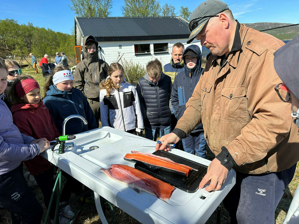 Frank Emil Trasti akkurat flekket laks. (Arkivfoto: Hallgeir Henriksen)