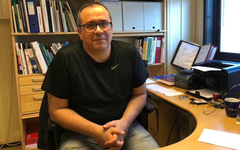 Kom­mu­ne­over­le­ge Geor­ges Nasr er smer­te­lig klar over rea­li­te­te­ne som føl­ge av at det er for få fast­le­ger i kom­mu­nen. 
– Folk må dess­ver­re be­la­ge seg på leng­re ven­te­ti­der. Når vi må ta inn vi­ka­rer går det også ut over kon­ti­nui­te­ten i lege-pa­si­ent­for­hol­det, er­kjen­ner han.
 Foto: Stein Torger Svala