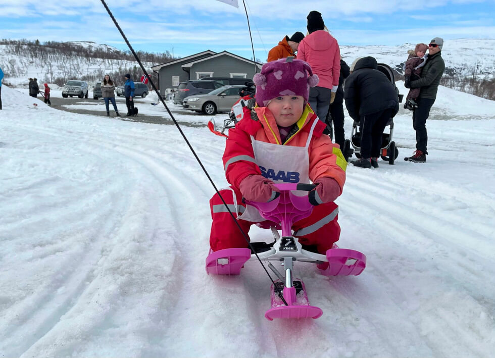 Elle Marie Iversen Rasmussen på 2 år på rattkjelke og pappa som trekkraft. Alle foto: Nina Gudrun Karisaari
 Foto: Nina Gudrun Karisaari