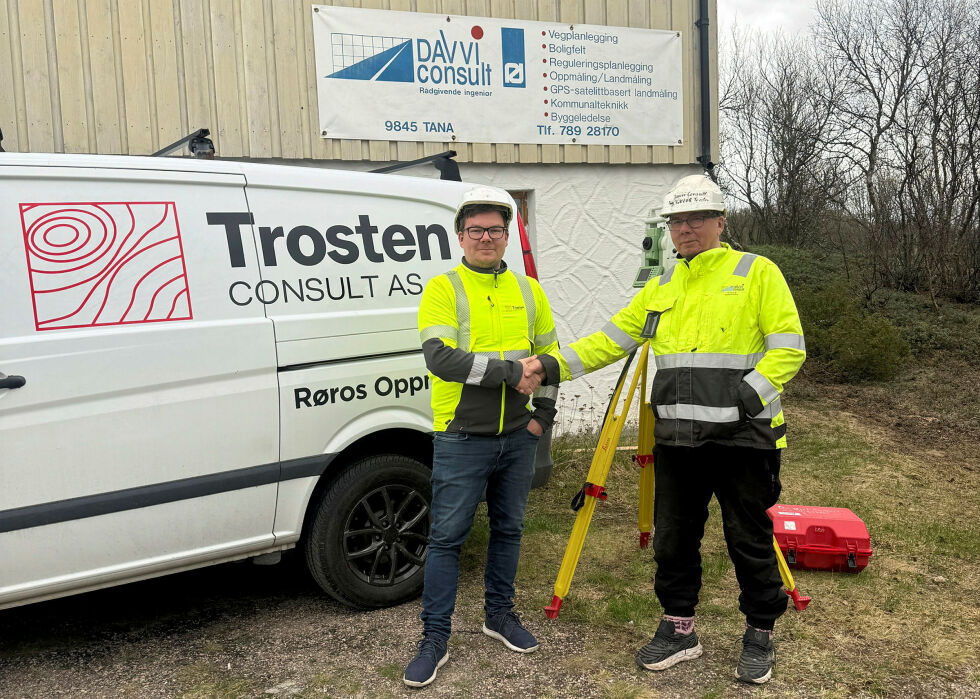 Stafettpinnen går videre fra Trosten sr. til Trosten jr.
 Foto: Trosten Consult AS