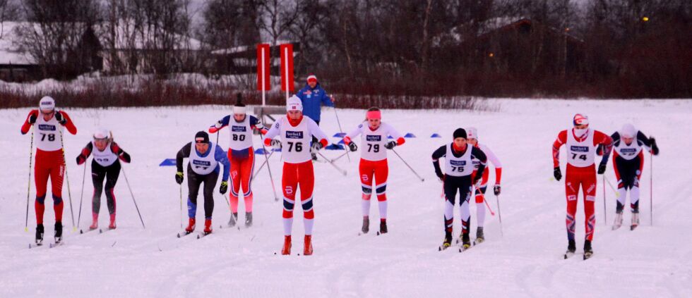 Her er det løperne i junior- og seniorklassene som går ut fra start, med rennleder Per Oskar Andersen i bakgrunnen.
 Foto: Ole-Morten Smith