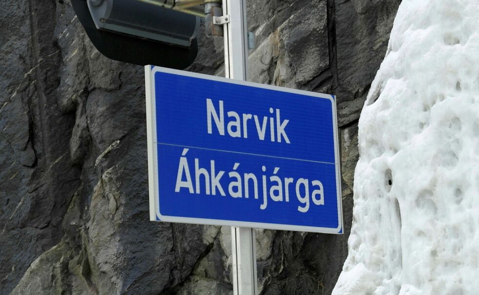 Sånn ser det tospråklige navnet på byen Narvik/Áhkánjárga ut. Nå kan hele Narvik kommune få samisk navn. (Foto: Steinar Solaas)
