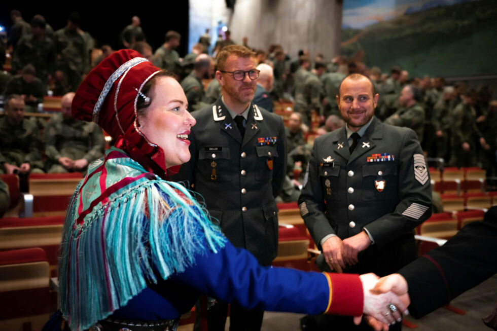Sametingspresident Silje Karine Muotka gratulerer med den nye kompetansepakken.
 Foto: Karolina Ulfig