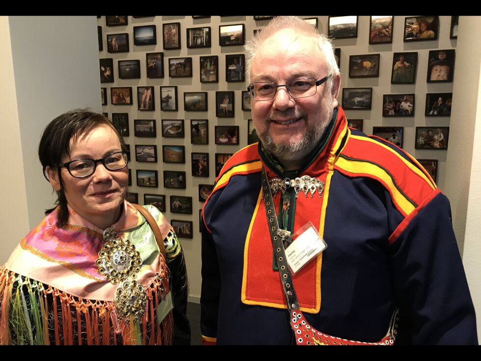 Kari Hermannsen og Geir Wulff er sjefsredaktører i henholdvis Ávvir og Ságat, og leder og nestleder i avisseksjonen i den samiske forleggerforeninga Sálas. Forrige uke var de i høring om statsbudsjettet i Stortingets familie- og kulturkomité.
 Foto: Geir Hus/LLA
