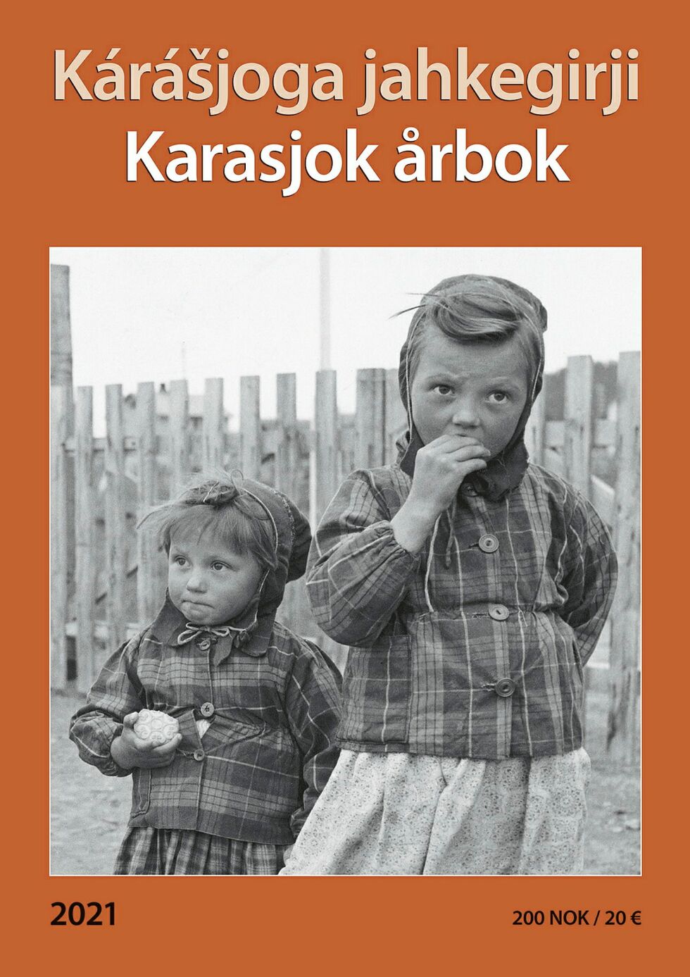Søstrene Be­rit Joks Eira/ Iŋgos-Máhte Bi­ret og Inga Rav­na Eira/Iŋgos-Máhte Iŋga har fått æren av å være forsidepiker i årets utgave av Karasjok årbok.
 Foto: Illustrasjon