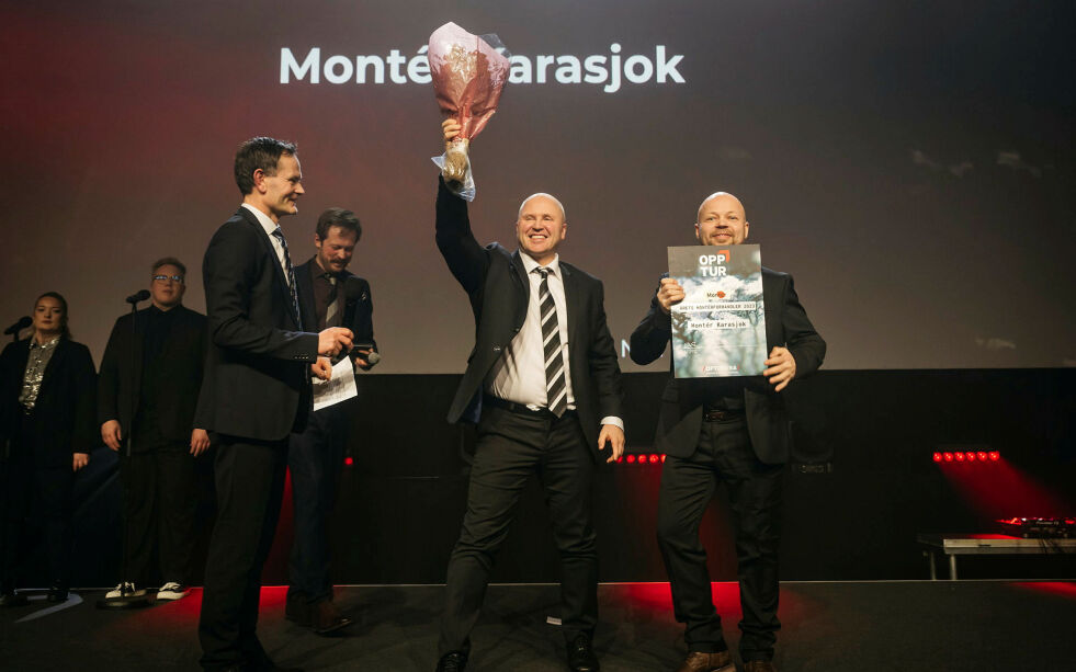 Montér Karasjok ble kåret til vinnere av Årets Montér-forhandler 2023 blant 43 lokaleide Montér-byggvarehus. Daglig leder Pål Even Thomassen (i midten) og kollega Hans Myrskog fikk overrakt prisen fra direktør i Optimera Handel, Sondre Opheim (til venstre).
 Foto: Erik N.H. Krafft/Optimera