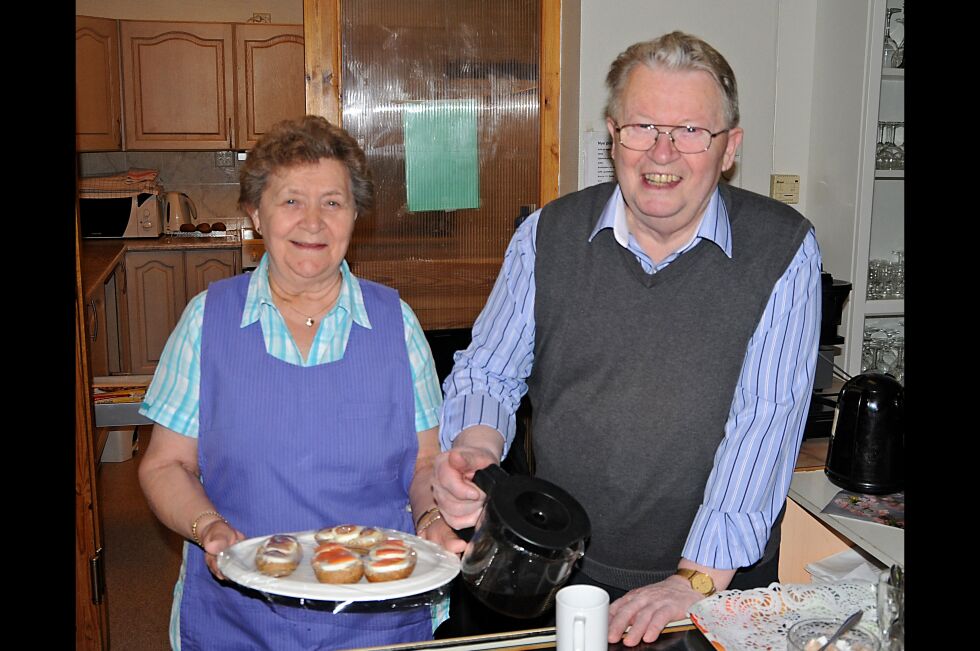 Dagny (79) og Karstein Pedersen (81) stortrives som kaféverter på Pensjonisten, men skulle gjerne sett at de hadde flere kunder.
 Foto: Hallgeir Henriksen