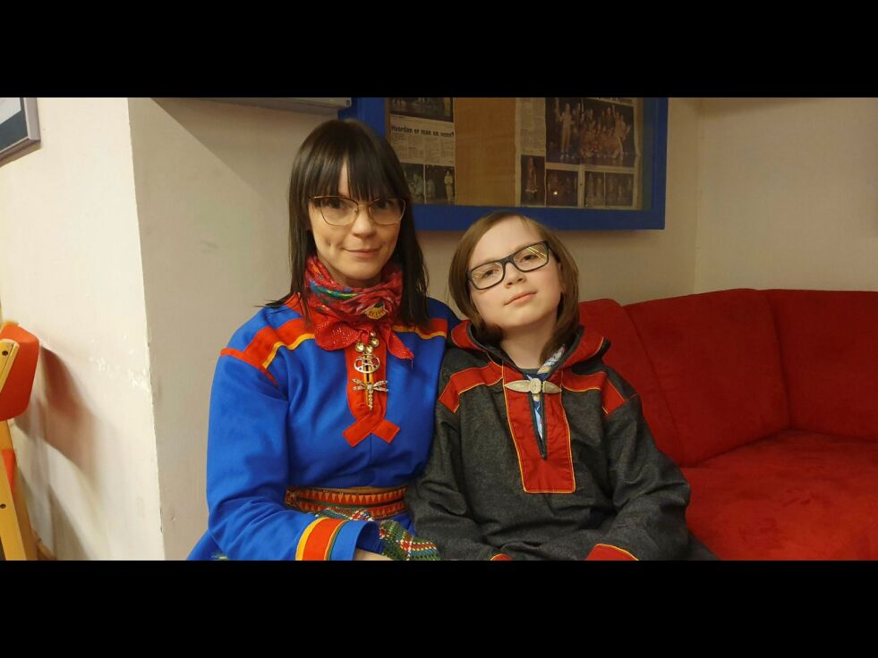 Sara Marielle Gaup Beaska og sønnen Niillas Áilu Gaup Beaska fra Båteng i Tana satte stor pris på å få se en samisk dubbet film som Frost.
 Foto: Tom Hardy