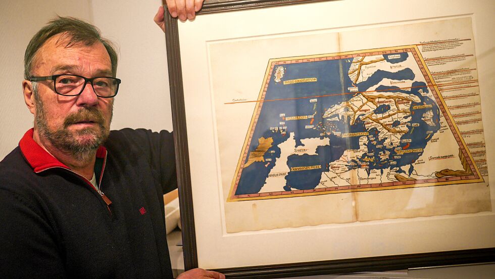 Erling A. Walsøe med en originalutgave av Europakartet fra 1482, hvor Norden og deler av Norge for første gang er tegnet inn på et kart. Byene Oslo (Asto), Stavanger (Stauargerensis), Bergen (Begensis) og Trondheim (Nodrosia) er benevnt på kartet.
 Foto: Geir Johansen