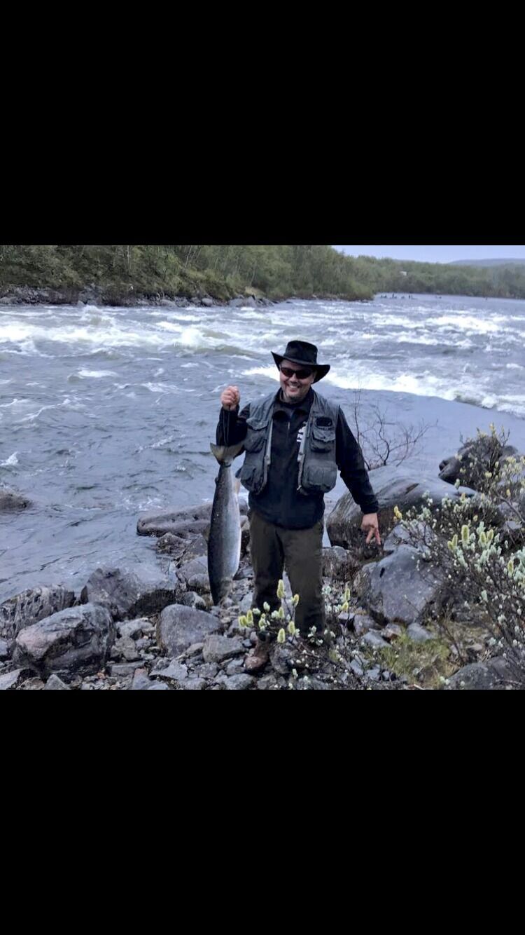 Den erfarne fiskeren, Trond Mikkelsen fra Neiden, fikk årets første laks på flue nedenfor brua. I hjembygda. Den veide sju kilo.
 Foto: Trine Amundsen