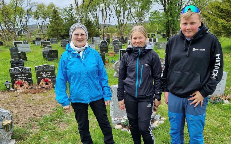 Frøydis Betten mener Aurora Harila og Alexander Sjåstad kan være de eneste i landet som har fått sommerjobb med å registrere gravplasser. 
– Vanligvis gjøres dette på dugnad, men vi har valgt å engasjere disse flinke ungdommene, sier hun.
ALLE FOTO: TORBJØRN ITTELIN