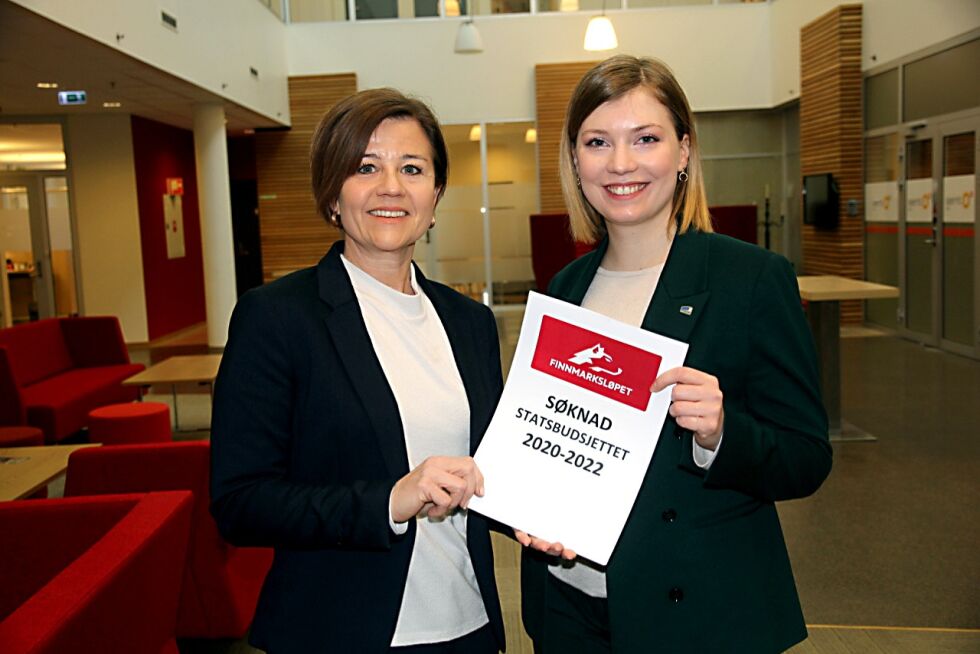 Daglig leder for Finnmarksløpet, Svanhild Pedersen (til venstre) og stortingsrepresentant for Høyre, Marianne Haukland, med søknaden om penger fra statsbudsjettet fra neste år, penger som de har tro på vil gi solid avkastning.
 Foto: Finnmarksløpet