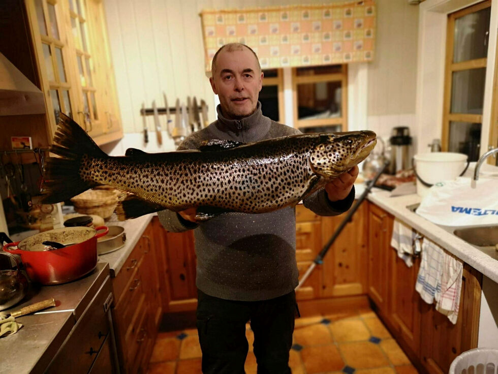 Dette er den nest største ørreten Molleš Piera, Per Edvard Johnsen har opplevd fanget i den store innsjøen midt på Finnmarksvidda.
 Foto: Privat