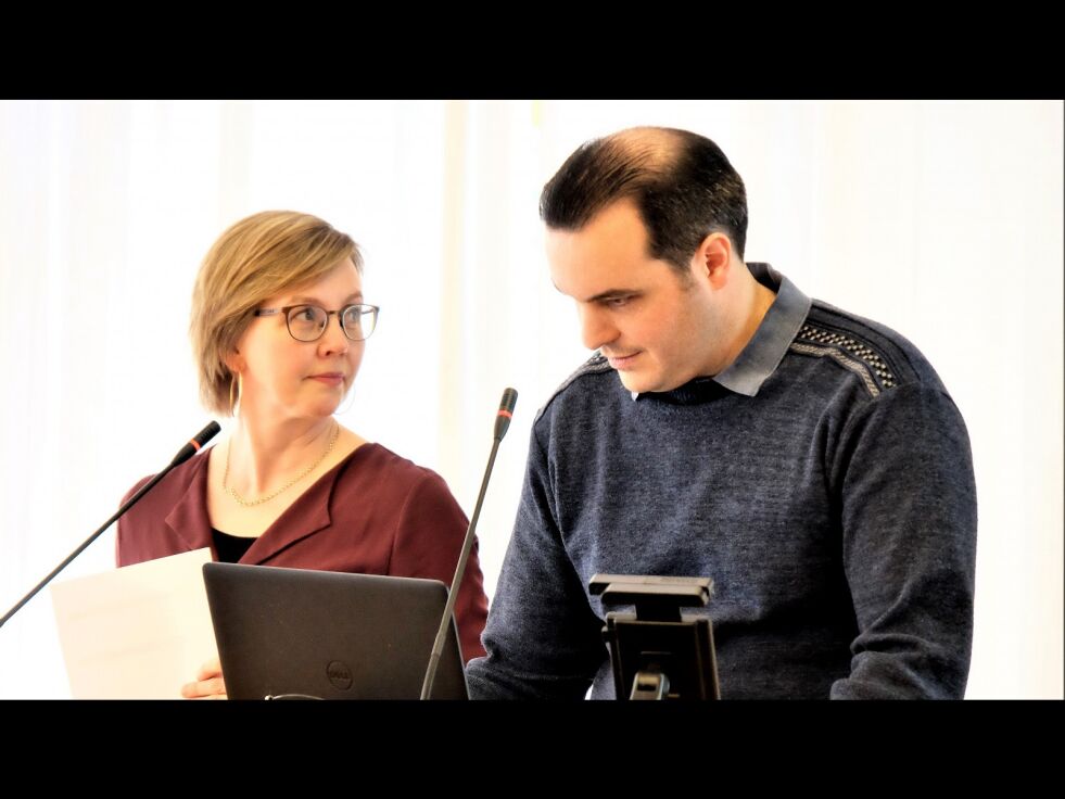 Prosjektleder Hilde S. Bersvendsen orienterte om den planlagte hurtigbåten som skal bruke hydrogen. Her sammen med Federico Zenith.
 Foto: Bjørn Hildonen