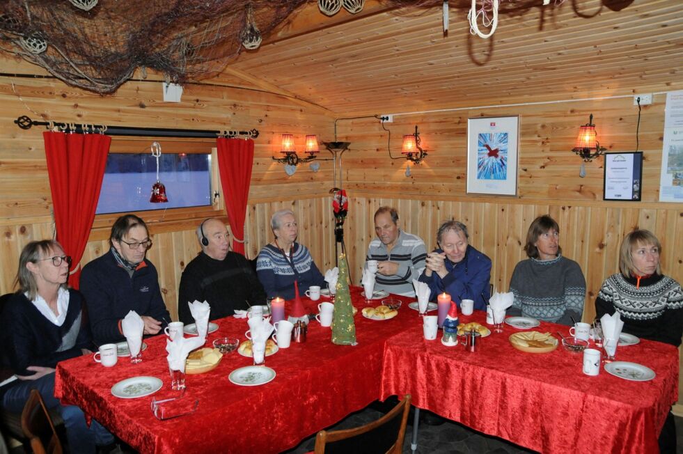 Tanken på at det var siste gangen pårørende og brukere var på Nordmo gård preget den siste dagen. Fra venstre Betty Savio, Rikard Hansen, Knut Tharaldsen, Marie Hallonen, Karl Hallonen, Arnulf Wahlberg, Monica Wahlberg og Hege Wahlberg Kalliainen.