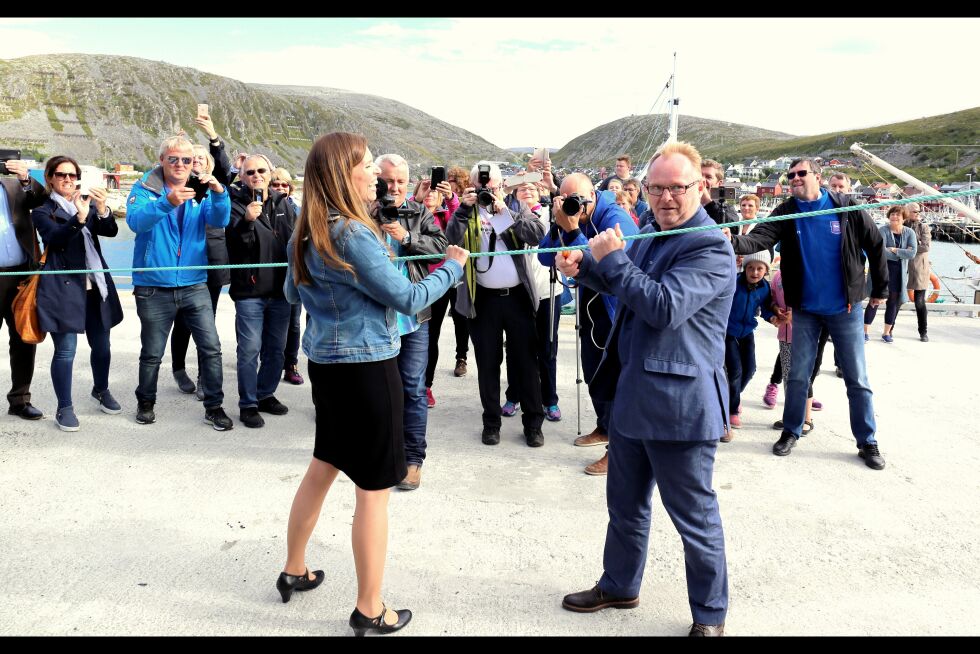 Ordfører Stine Akselsen og fiskeriminister Per Sandberg hadde det ærefulle åpningsoppdraget. 3-400 mennesker hadde møtt frem for anledningen.
 Foto: Bjørn Roald Lillevik