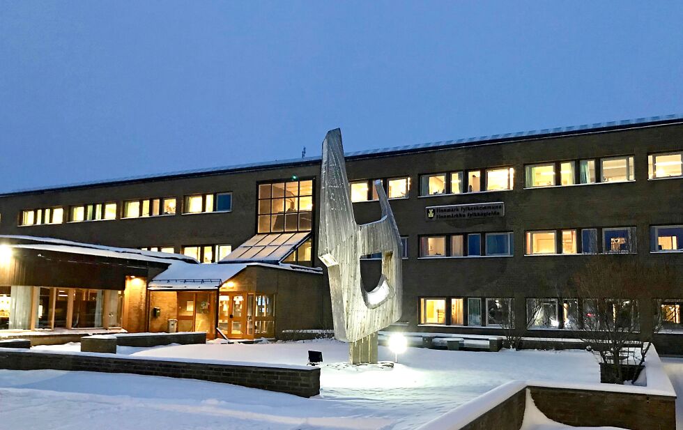 Finnmark fylkeskommune i mørketid.
 Foto: Torill Olsen