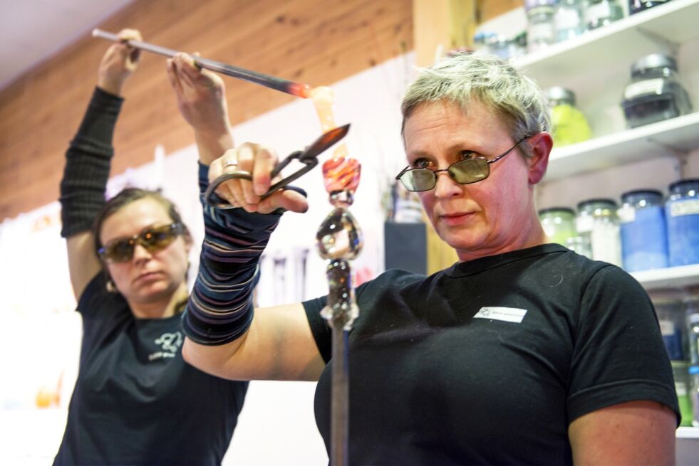 Tonje Tunold sammen med assistent Léna Jales (33) som  er til god hjelp når det trengs en hjelpende hånd.
 Foto: Frøydis Falch Urbye