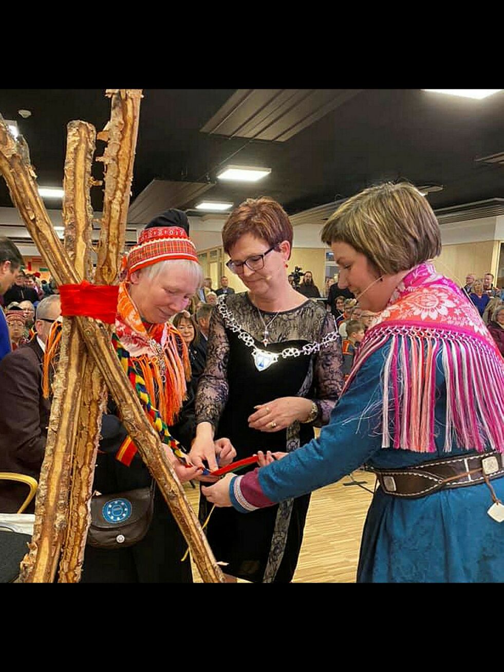 Ingen snor ble klippet over under åpningen lørdag. Daglig leder Kjersti Myrnes Balto, Tjeldsund-ordfører Helene Berg Nillsen og sametingspresident Aili Keskitalo flettet heller et band som symbol for samarbeid.
 Foto: Runar Myrnes Balto