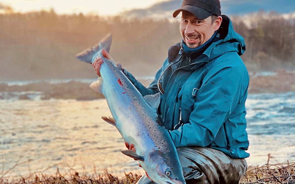 En mulighet for å kompensere for tapte utgifter fra finske sportsfiskere i Nei, kan være å la sørvarangerfiskere som Cato Andersen få fiske for en lavere pris i elva. Foto: Privat