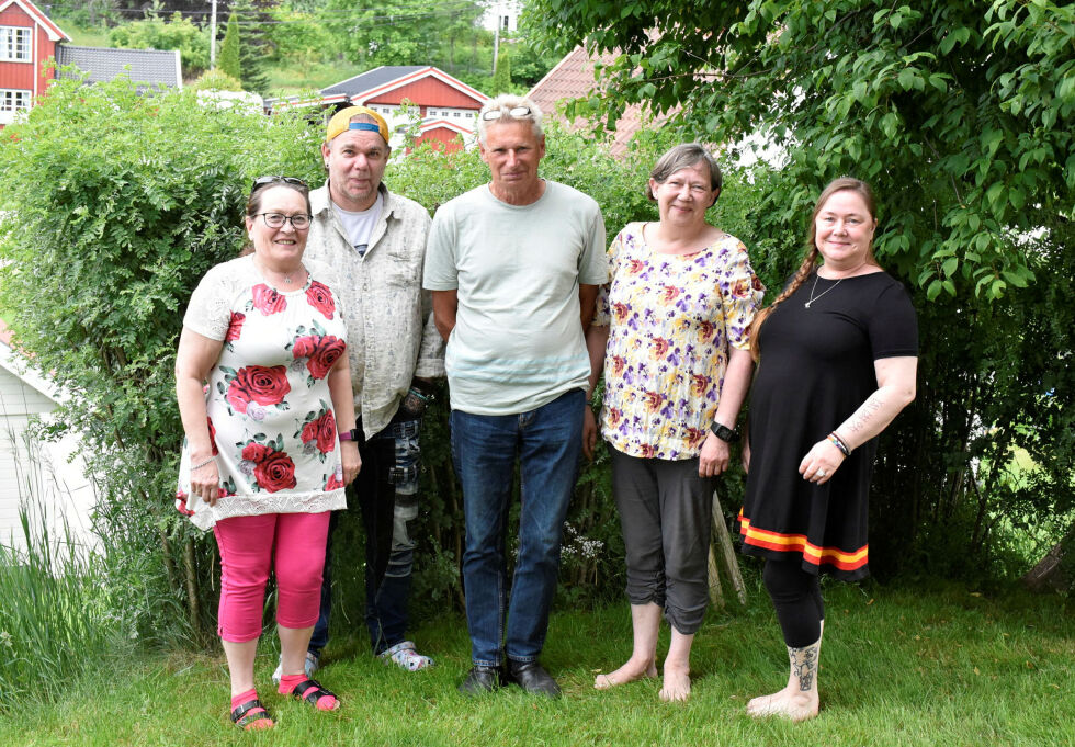 Styret i Eidsvolla sámi siida opplever at det bor mange samer sørpå, og de håper å få samlet så mange som mulig til en sosial møteplass og for formidling av samisk språk og kultur. Fra venstre: Brita Berit Hætta Gaup, Áigin Gaup, Jan Asbjørn Pedersen, Catrine Pedersen og styreleder Cecilie Løvli Nilsen Tormodanieida.
 Foto: Irene Andersen