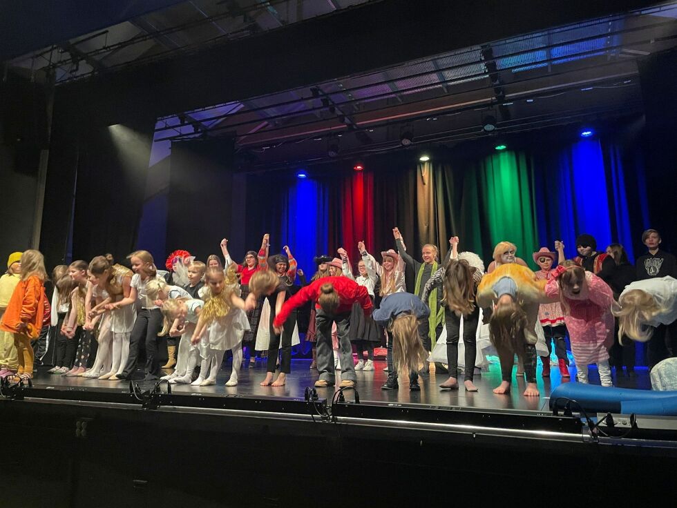 Hele kulturskolegjengen får velfortjent applaus.
 Foto: Birgitte Wisur Olsen