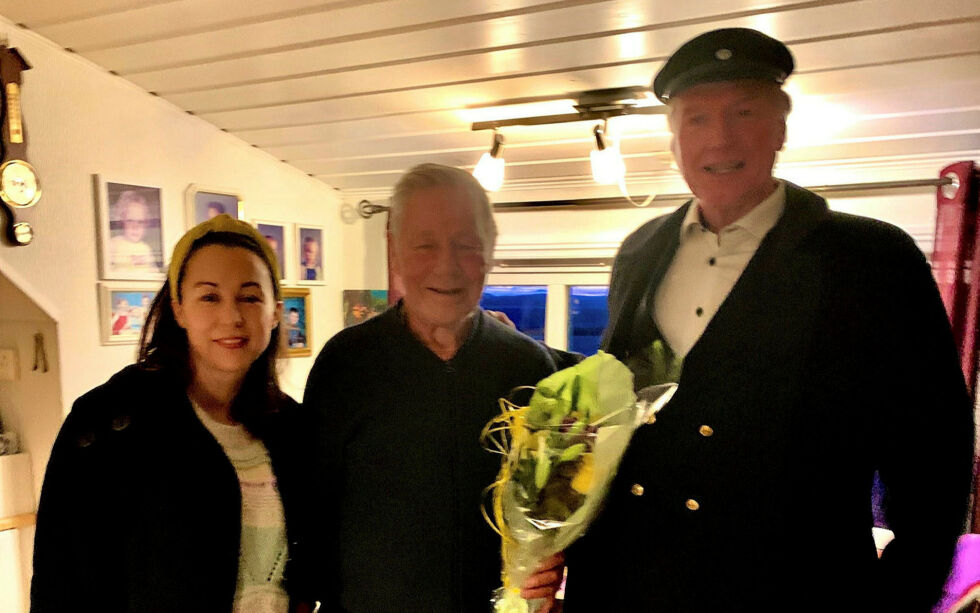 Lørdag 26. november fikk Torger Samuelsen (i midten) blomster av Rakel Hagen Olsen og Johnny Ingebrigtsen for sin innsats i Nordkapp-saken.
 Foto: Privat