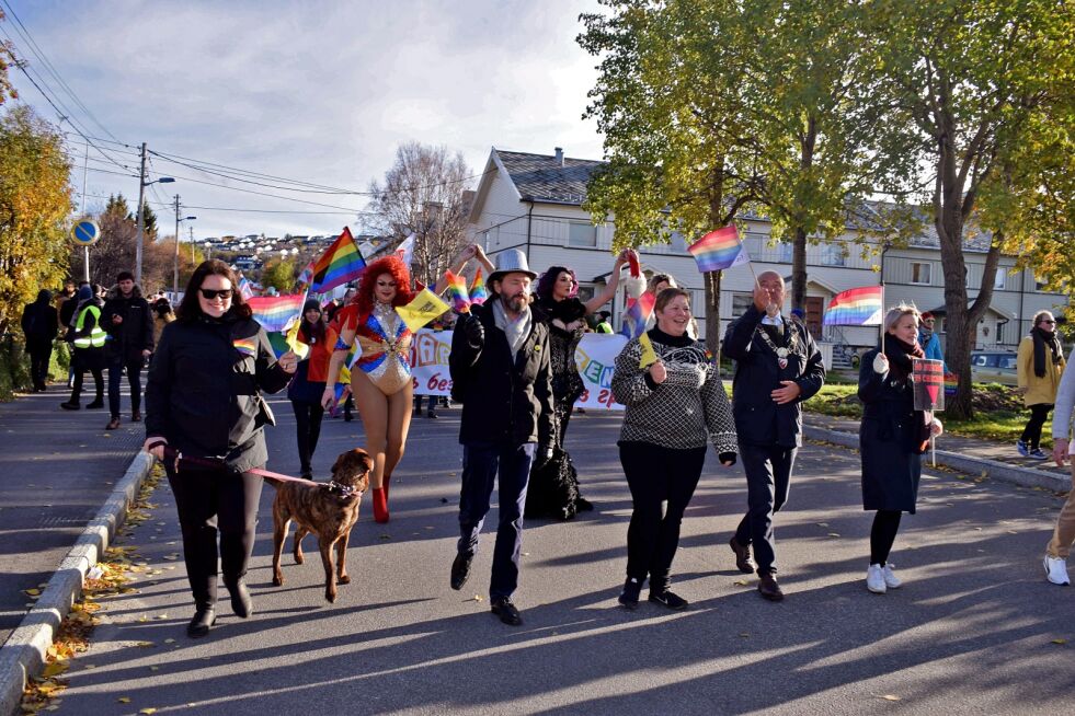 Ordfører Rune Rafaelsen gikk i front av toget som feiret mangfold og kjærlighet, og kjempet for at menneskerettigheter skal gjelde alle.
 Foto: Birgitte Wisur Olsen