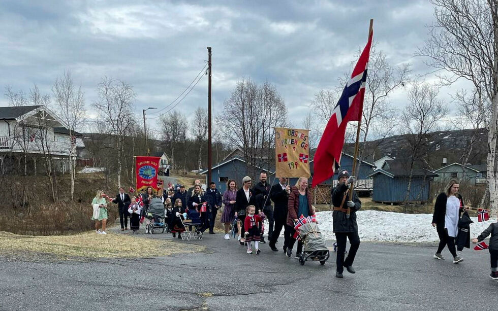 Her kommer toget anført av flaggbærer Tommy Eriksen og FAU-leder Silje Hemminghytt Magnussen inn på skoleplassen.
Foto: Toril Degerstrøm