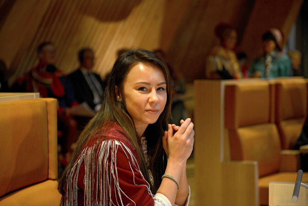 Sametingsrepresentant Sandra Andersen Eira (NSR) tar opp ny sak til kommende plenumsmøte.
 Foto: Lars Birger Persen