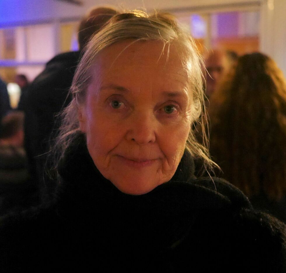 Anne Grødem markerer at det er 20 år siden hun startet opp med Nordkapp Naturterapi. – Jeg er dypt takknemlig for at jeg har kunnet bo og arbeide med det som jeg liker her i Finnmark i alle disse årene, sier hun.
 Foto: Geir Johansen