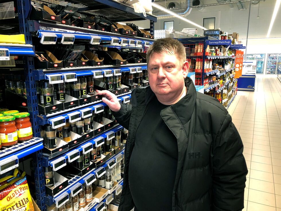 Egil Johansen misliker sterkt at de store matvarekjedene stadig kutter produkter i butikkene. –  Nå har de kutta både sellerisalt og tørrmelk, og det er bare trist, hevder han.
 Foto: Halllgeir Henriksen