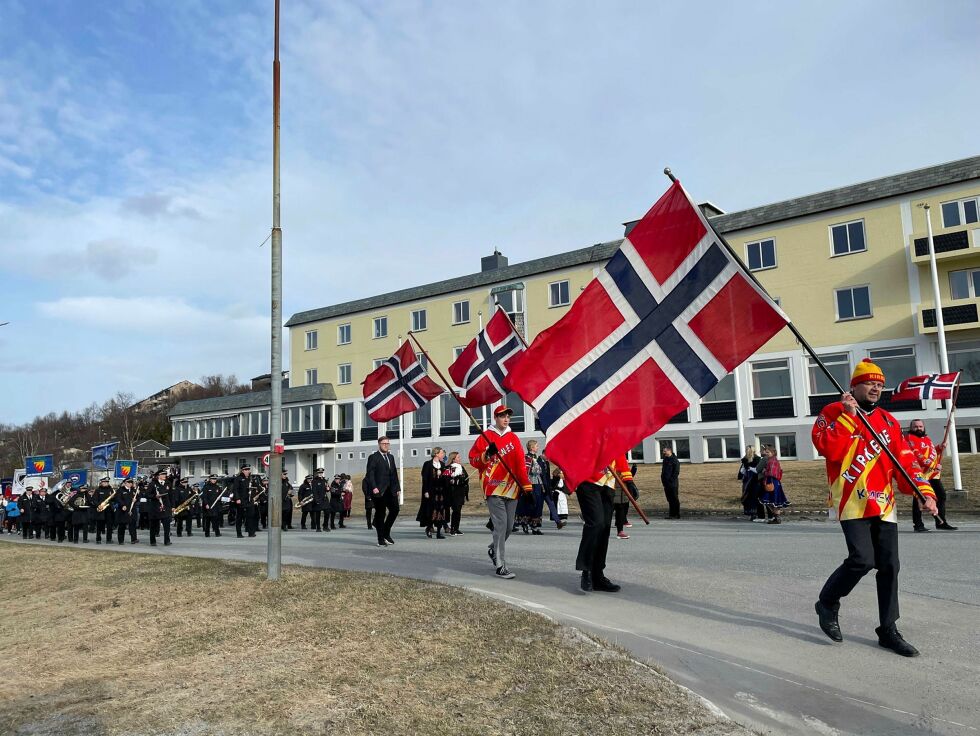 Borgertog med politi, flaggborg, ordfører og frivillige foreninger.
 Foto: Nina Gudrun Karisaari