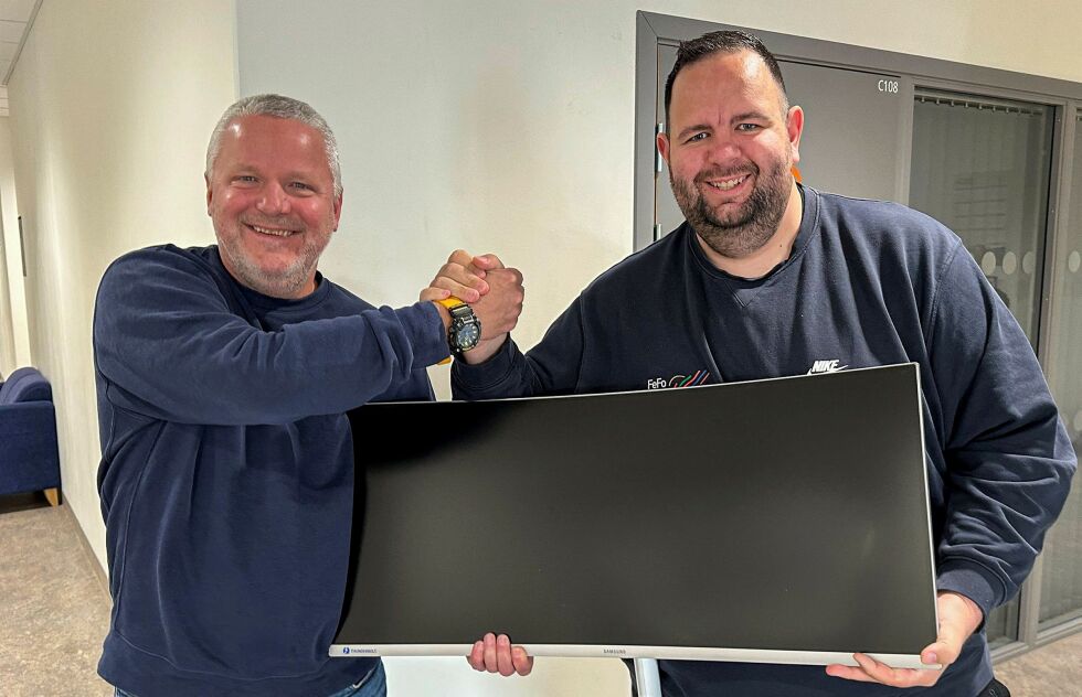 Trønderen Rune Haugseth (til venstre) forlater Finnmark etter nær 30 år som lærer i Berlevåg og ansatt i Finnmark fotballkrets i Alta. Nå overlater han jobben i FFK til Aleksander Johansen.
 Foto: Finnmark fotballkrets