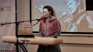 Sara-Elvira Kuhmunen framfører «Sámieatnan duoddariid»