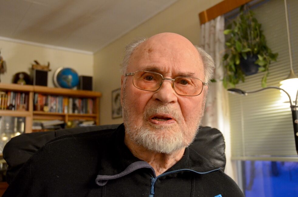Sverre Opdahl holder seg i form med kryssord og daglige spaserturer. Snart fyller han 96.
 Foto: Roger Albrigtsen
