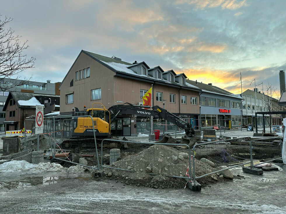 Arbeidsområdet er godt sikret med kraftig metallgjerde, og gjestene kommer seg inn på både Pub1 og Ribago.
 Foto: Hallgeir Henriksen