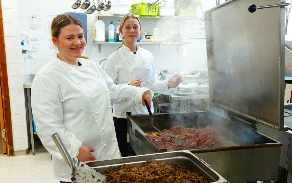 Ina Marie Fagervoll Gundersen og Hege Birch Wik i full gang med å steke reinkjøtt. Det skal serveres som reinwraps med tyttebærrømme.
 Foto: Yngve Beddari