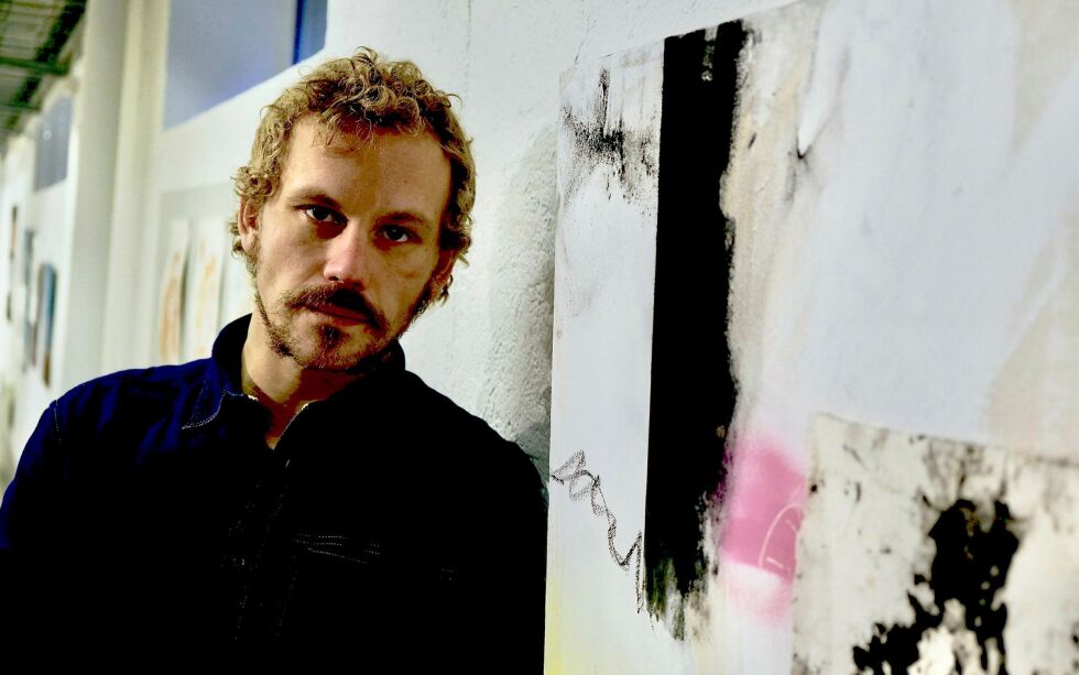 Mikael Arvola er kunstner, og lidenskapelig opptatt av det. Han lager mye forskjellig type kunst, blant annet skulpturer, keramikk, tegning, tresnitt og dikt.
 Foto: Privat