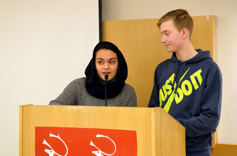 Det «nyfødte» ungdomsrådet ved leder Nilofar Anwar og medlem Sigve Kiil imponerte både garva politikere og andre fremmøtte med sin inntreden i lokalpolitikken i Porsanger da de innledet budsjettmøtet torsdag.
 Foto: Sonja E. Andersen